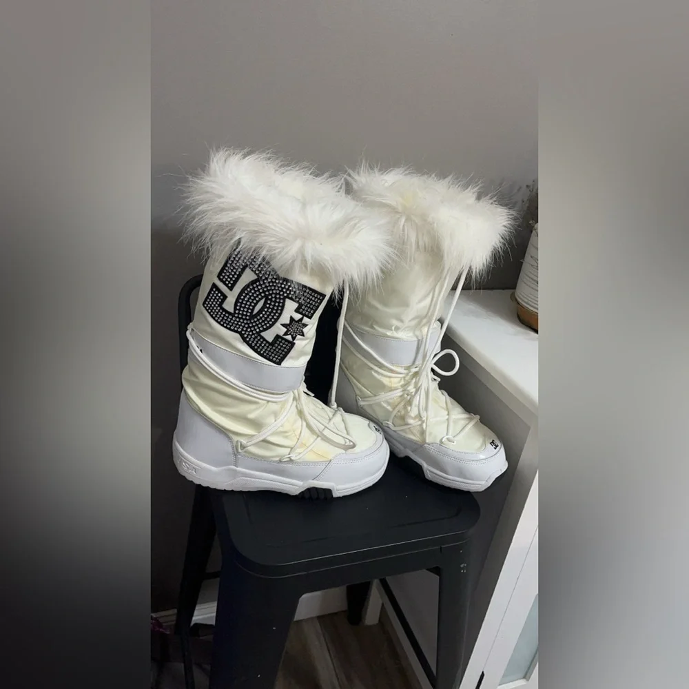 White DC Chalet Furry Boots - Picture 2 of 7
